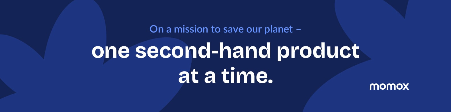 Illustrative Grafik mit Nachhaltigkeitsbotschaft: Auf dunkelblauem Hintergrund mit stilisierten Blattformen steht der Schriftzug: „On a mission to save our planet – one second-hand product at a time.“ In der Ecke das weiße momox Logo.
