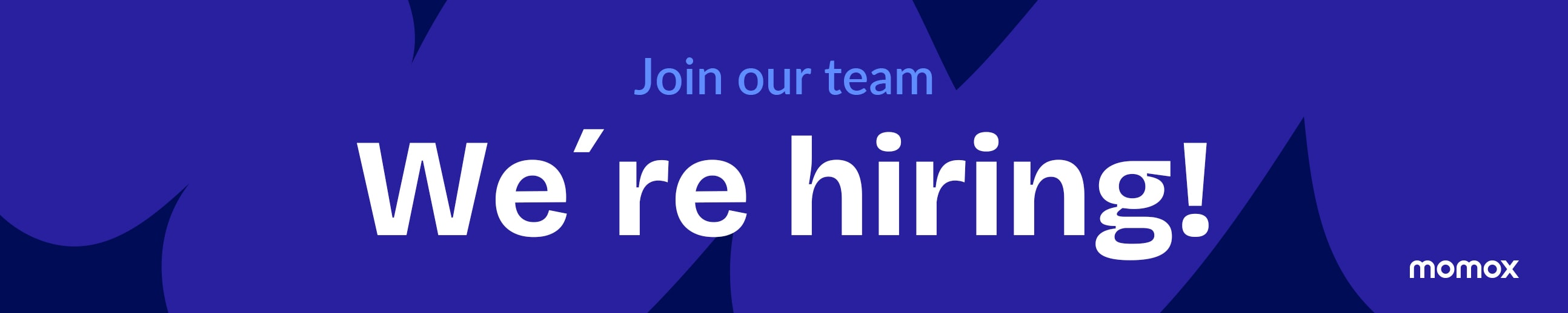 Stellenanzeige als Grafik im momox Design: Auf lila-blauem Hintergrund steht in großer, weißer Schrift „We’re hiring!“ und darüber in hellblauer Schrift „Join our team“.